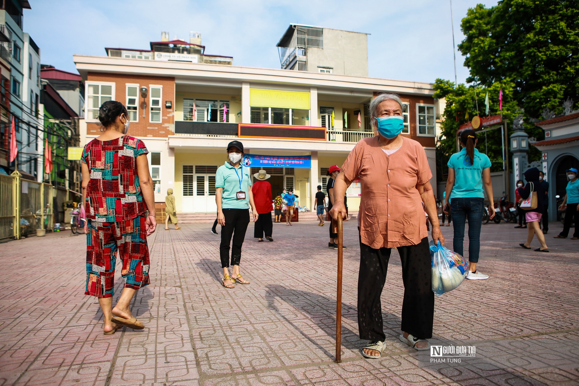 Dân sinh - Hà Nội: Hàng tấn gạo, mì tôm tiếp tế người khó khăn trong mùa dịch (Hình 8).