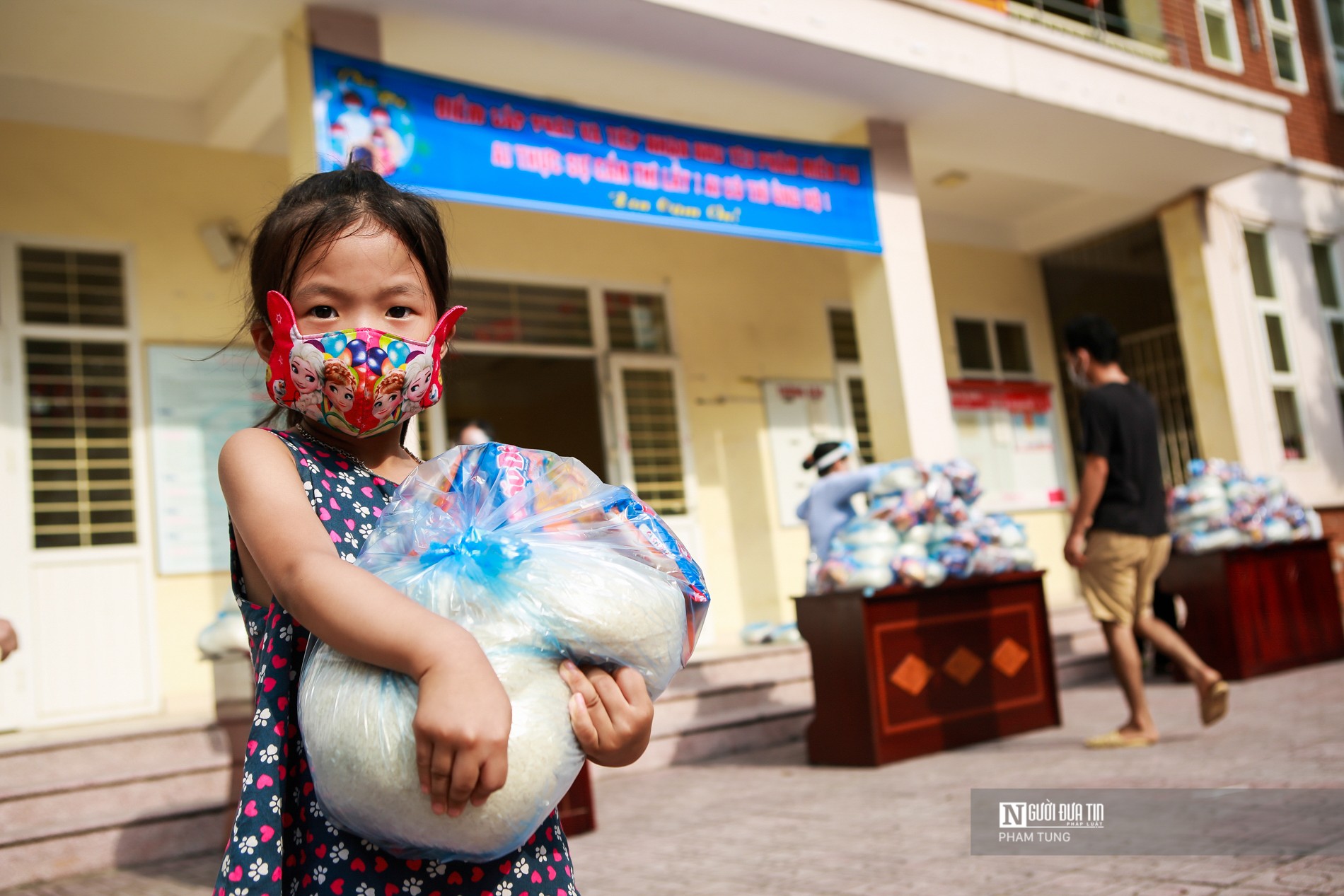 Dân sinh - Hà Nội: Hàng tấn gạo, mì tôm tiếp tế người khó khăn trong mùa dịch (Hình 6).