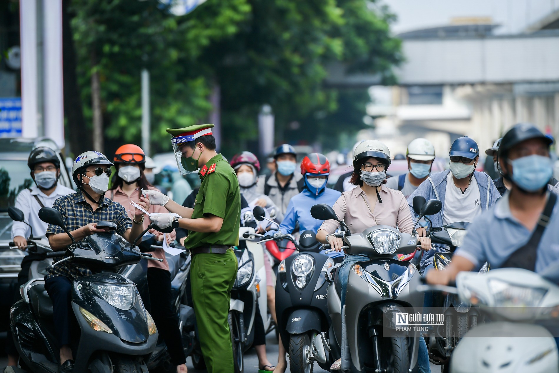 Dân sinh - Hà Nội: Tổ công tác liên ngành xử lý nhiều trường hợp ra đường không lý do (Hình 13).