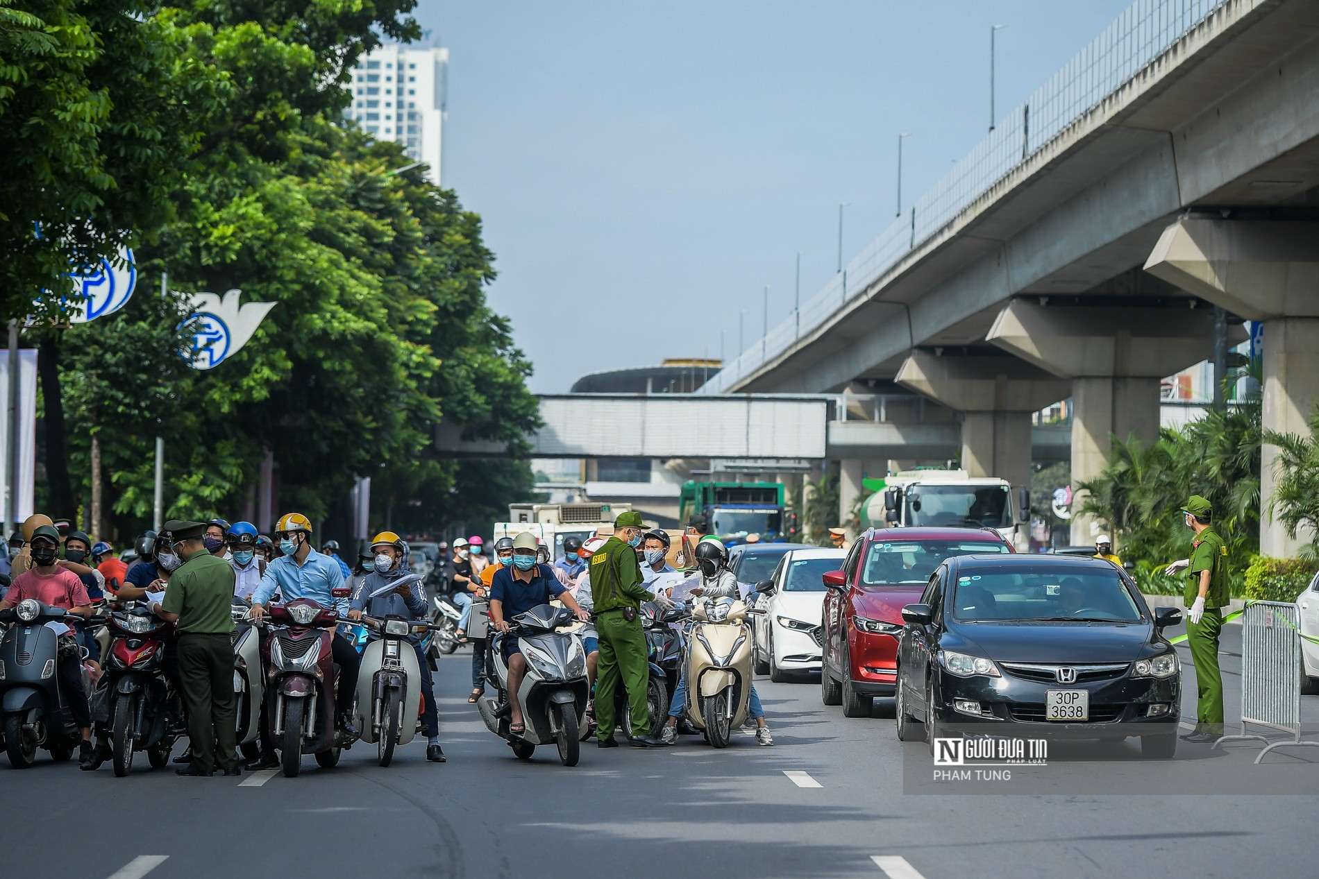 Dân sinh - Hà Nội: Tổ công tác liên ngành xử lý nhiều trường hợp ra đường không lý do (Hình 2).