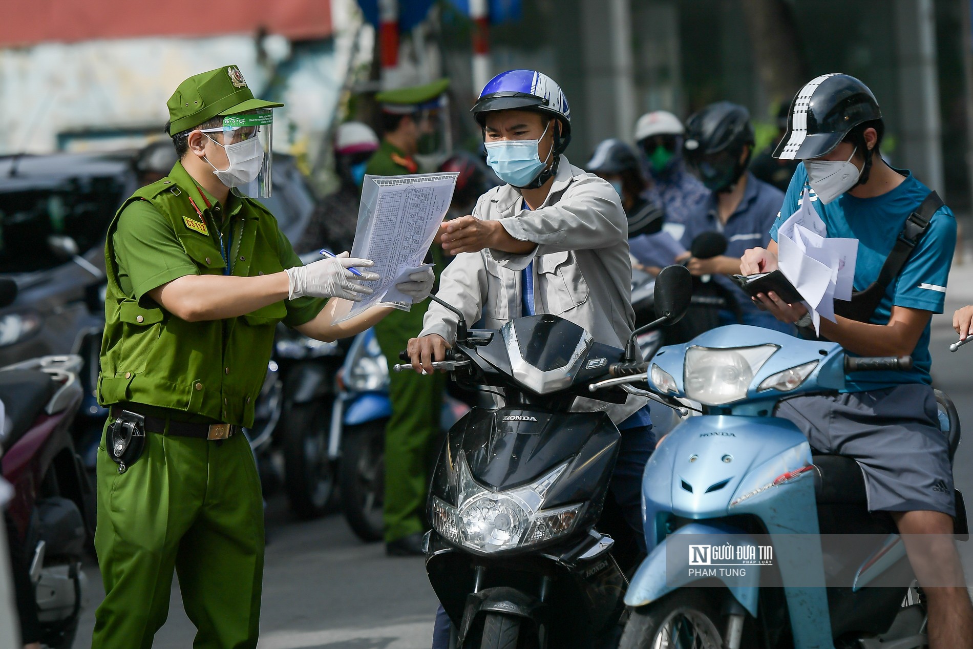 Dân sinh - Hà Nội: Tổ công tác liên ngành xử lý nhiều trường hợp ra đường không lý do (Hình 4).