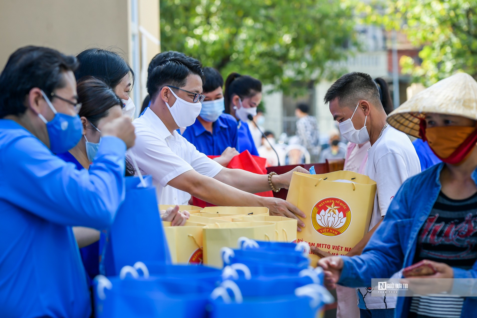 Dân sinh - Gian hàng 0 đồng ấm tình quân dân (Hình 7).