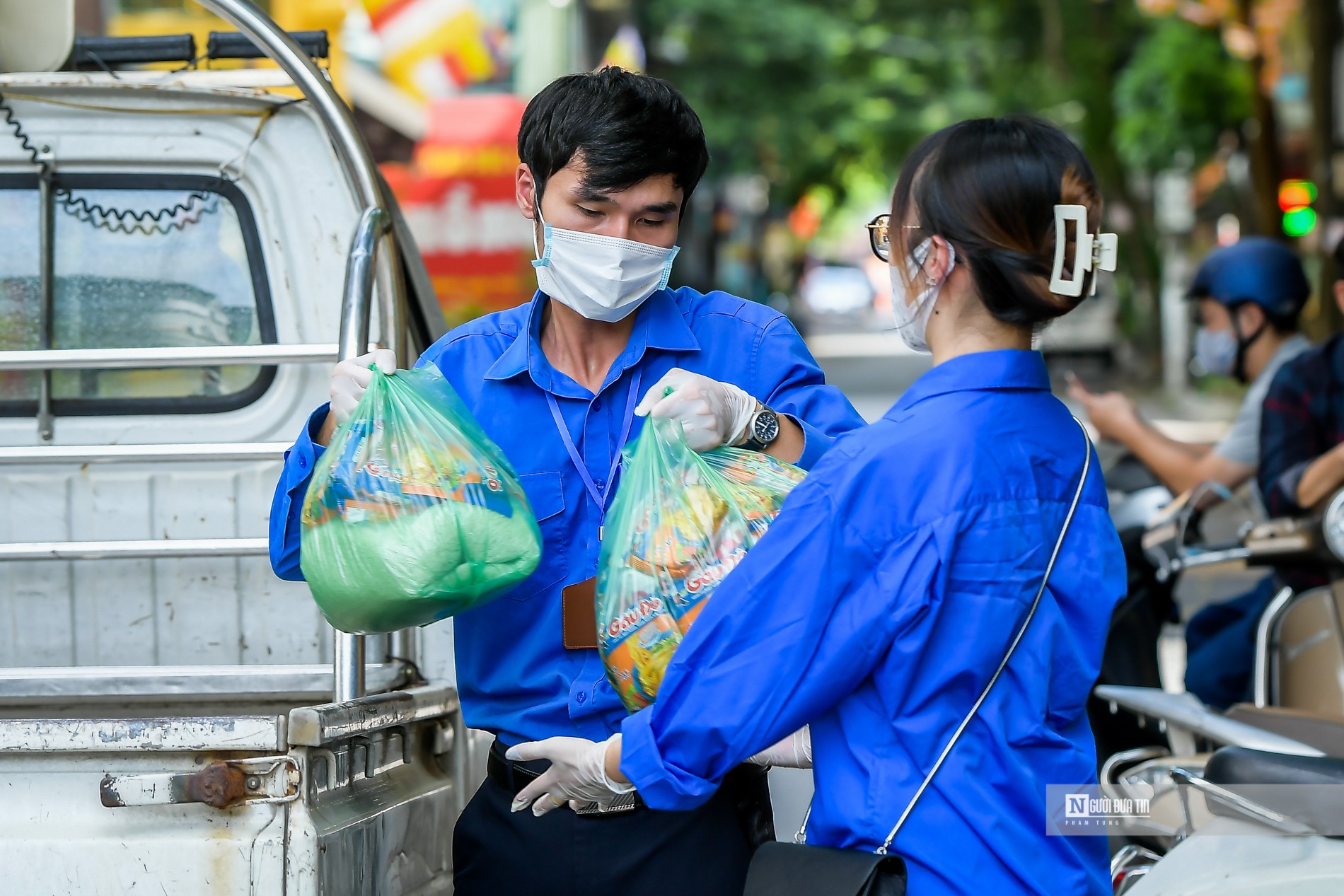 Dân sinh - Tiếp tế cho hàng trăm hộ dân phường Giáp Bát (Hình 8).