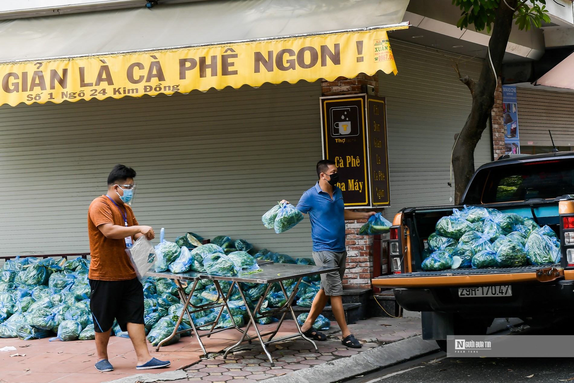 Dân sinh - Tiếp tế cho hàng trăm hộ dân phường Giáp Bát (Hình 5).