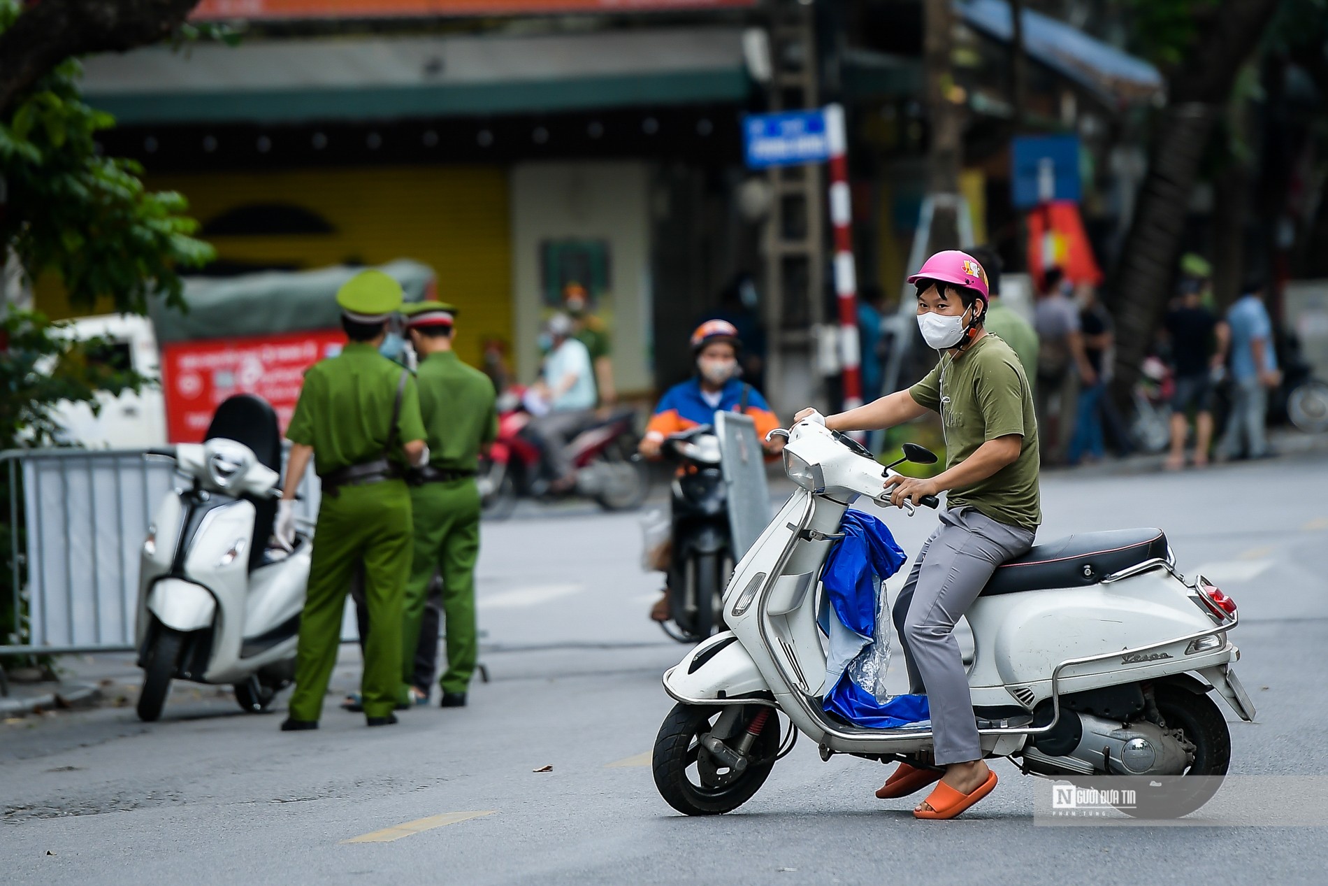 Sự kiện - Hà Nội: Bất chấp không đeo khẩu trang, nhiều trường hợp bị xử lý (Hình 17).