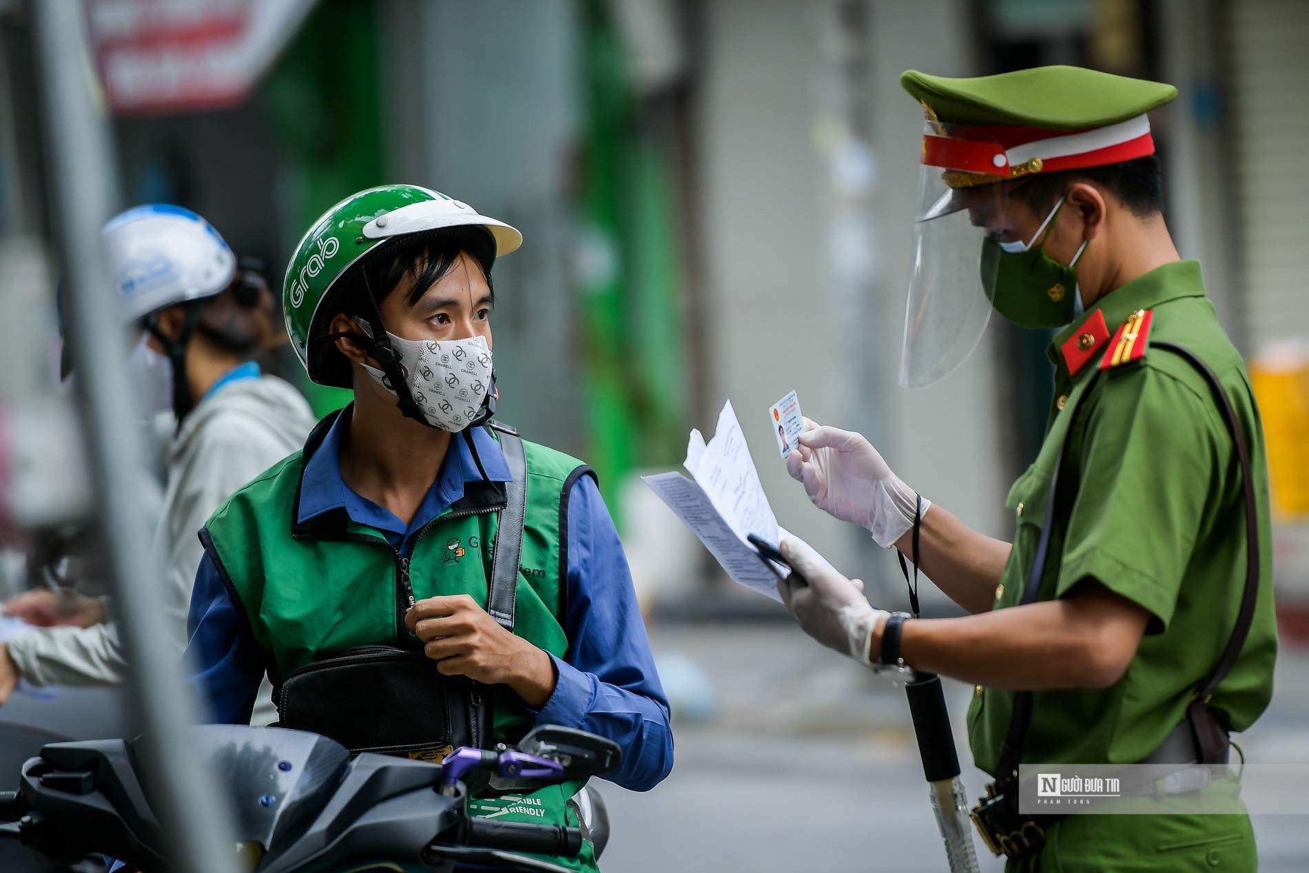 Sự kiện - Hà Nội: Bất chấp không đeo khẩu trang, nhiều trường hợp bị xử lý (Hình 6).