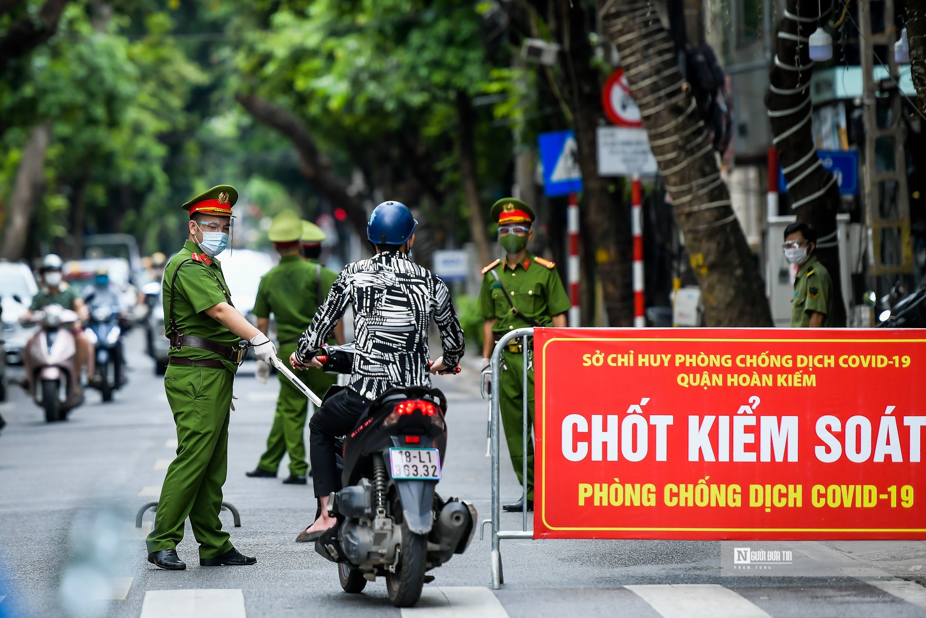 Sự kiện - Hà Nội: Bất chấp không đeo khẩu trang, nhiều trường hợp bị xử lý (Hình 7).