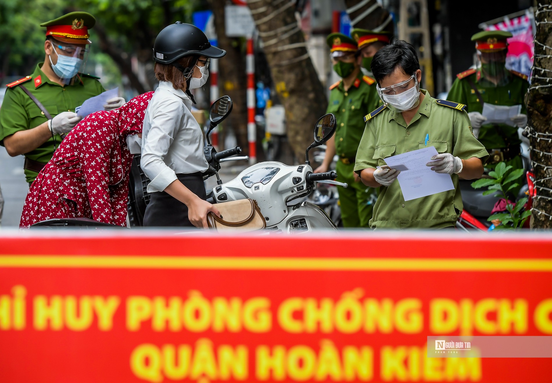 Sự kiện - Hà Nội: Bất chấp không đeo khẩu trang, nhiều trường hợp bị xử lý (Hình 18).