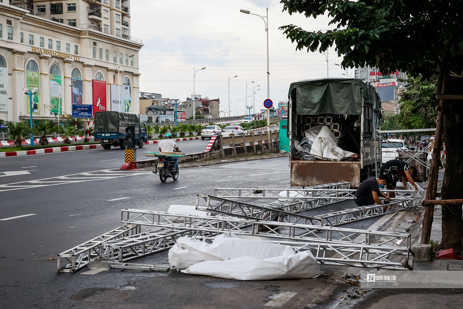 Sự kiện - Hà Nội đồng loạt dỡ chốt trực, kiểm tra giấy đi đường ở 'vùng xanh' (Hình 7).