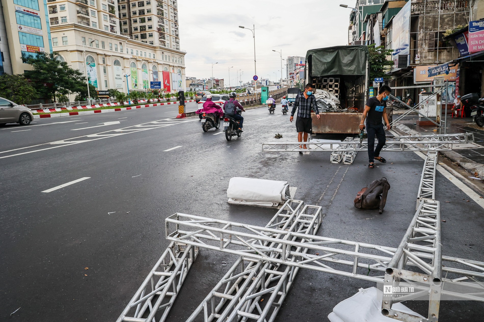 Sự kiện - Hà Nội đồng loạt dỡ chốt trực, kiểm tra giấy đi đường ở 'vùng xanh' (Hình 2).