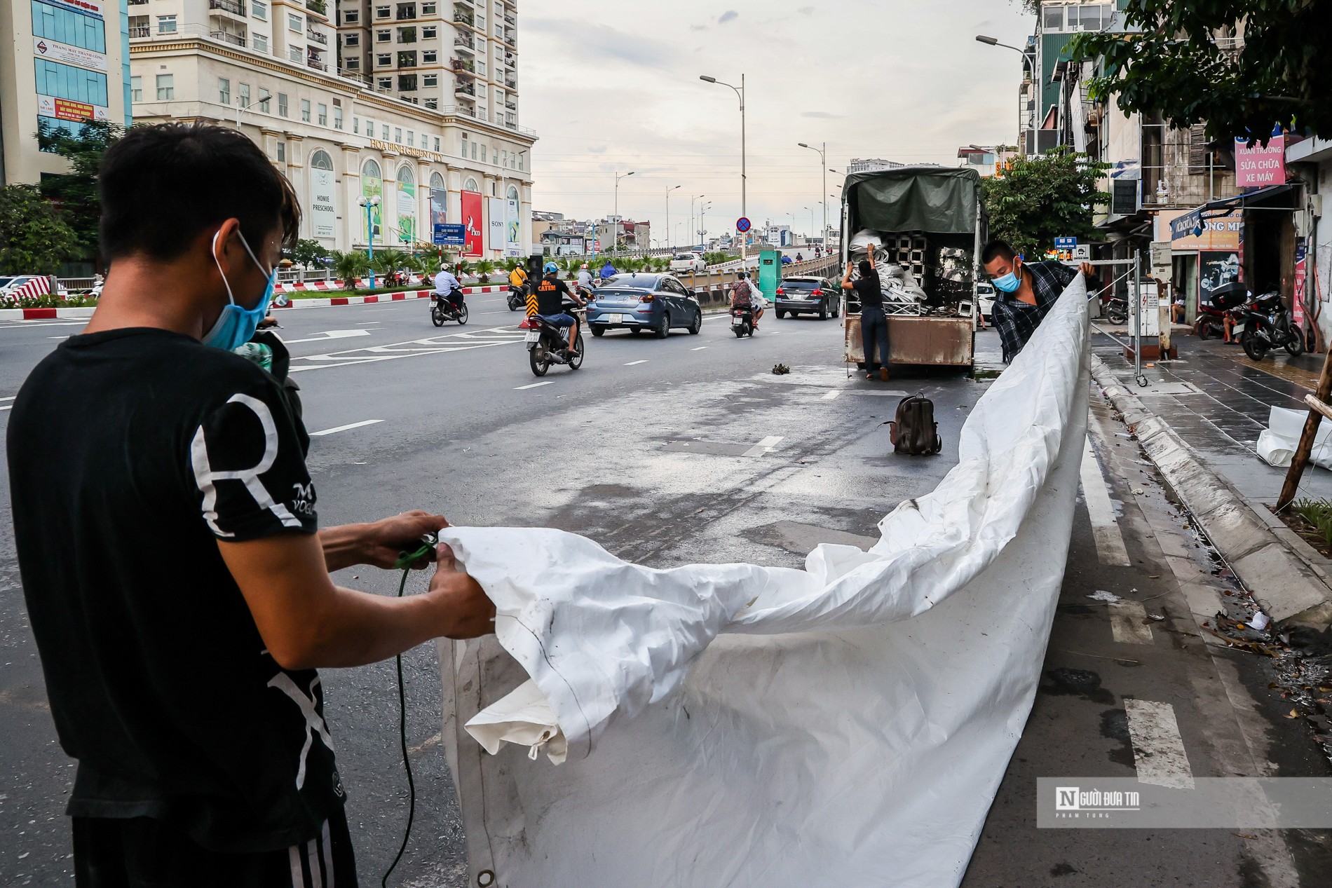 Sự kiện - Hà Nội đồng loạt dỡ chốt trực, kiểm tra giấy đi đường ở 'vùng xanh' (Hình 3).