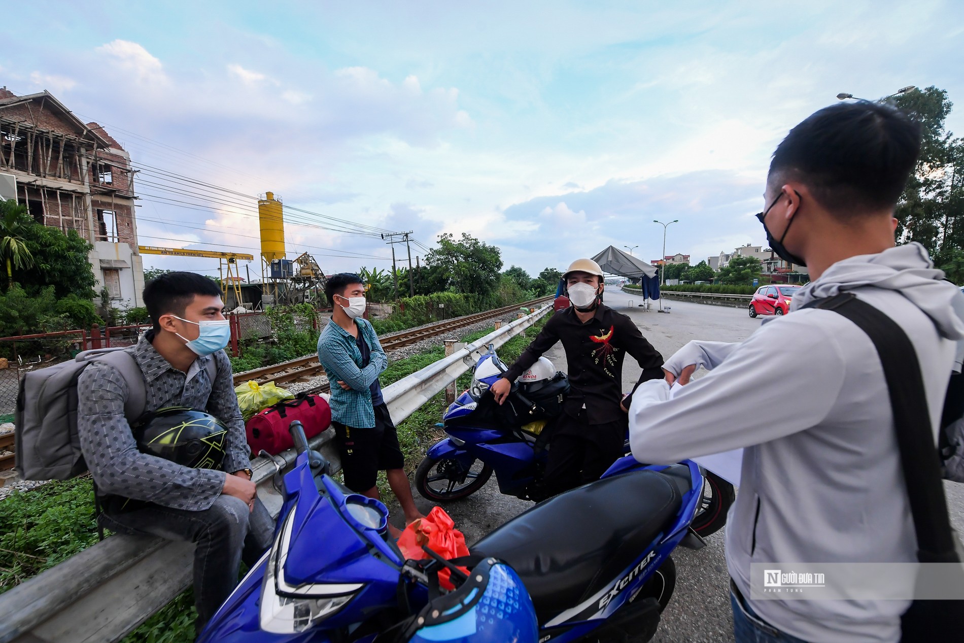 Sự kiện - Người dân tay xách, nách mang ùn ùn về Thủ đô sau nới lỏng giãn cách (Hình 8).