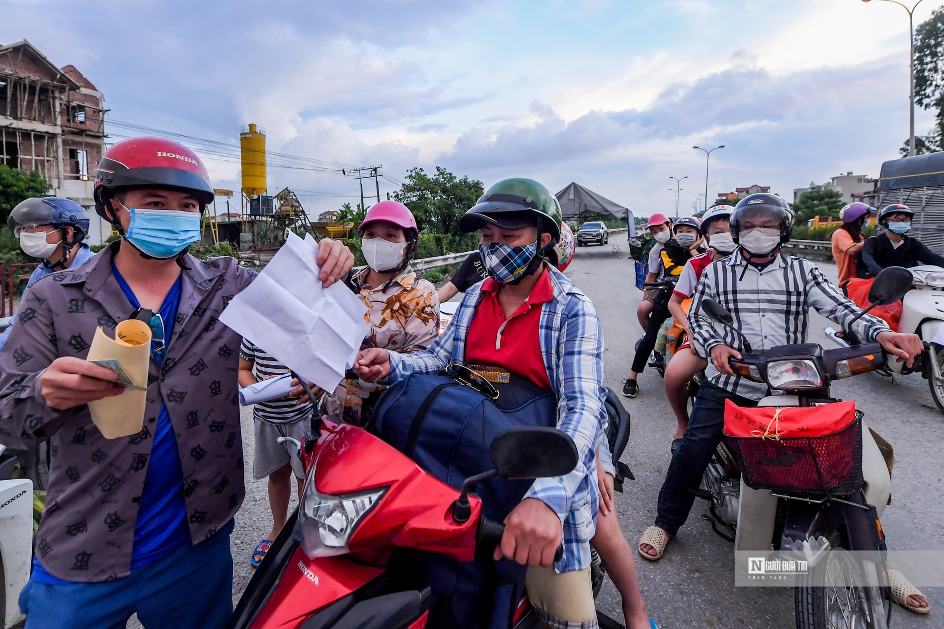 Sự kiện - Người dân tay xách, nách mang ùn ùn về Thủ đô sau nới lỏng giãn cách (Hình 6).