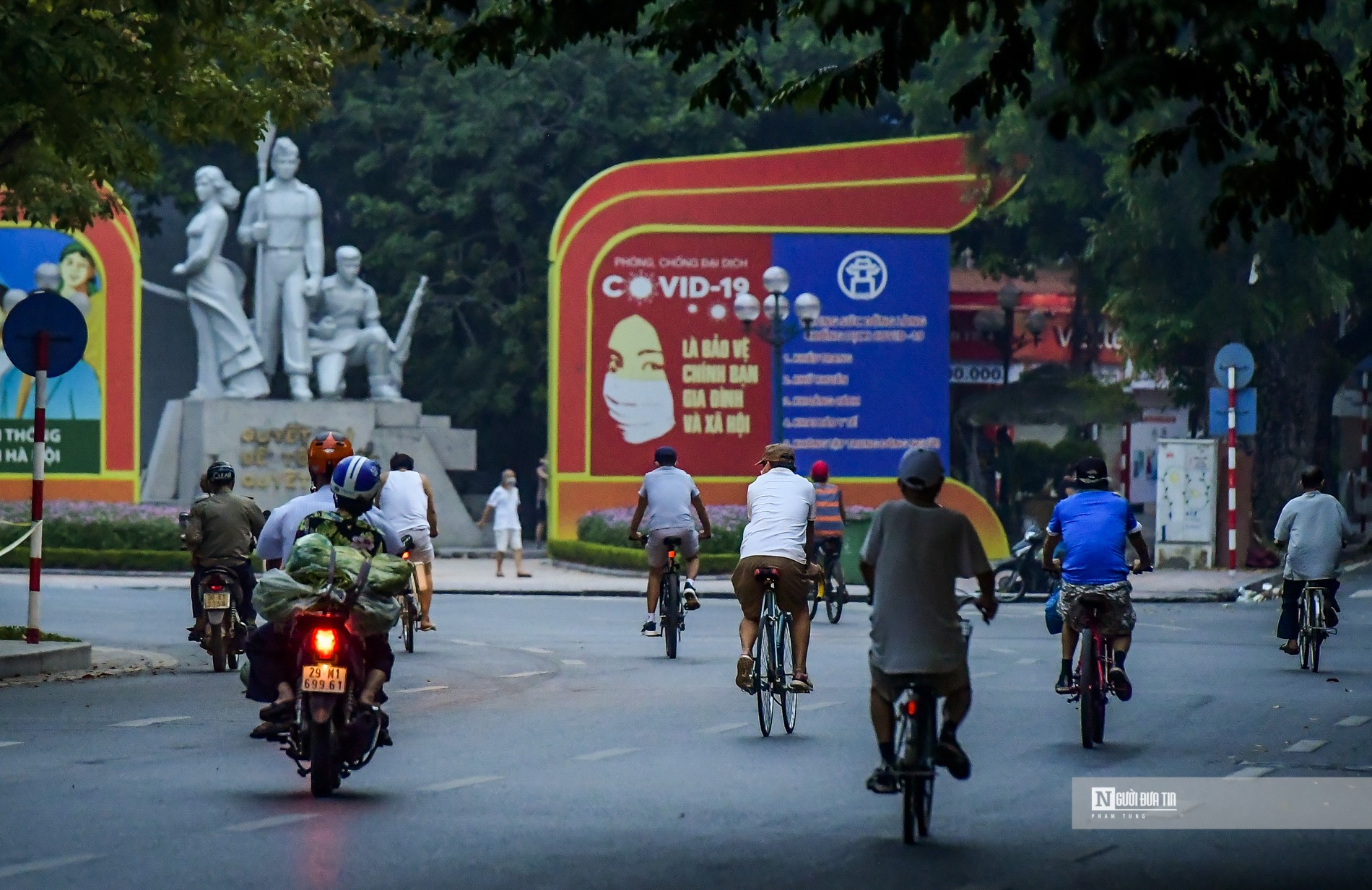 Sự kiện - Hà Nội: Người dân ùn ùn ra đường tập thể dục (Hình 2).