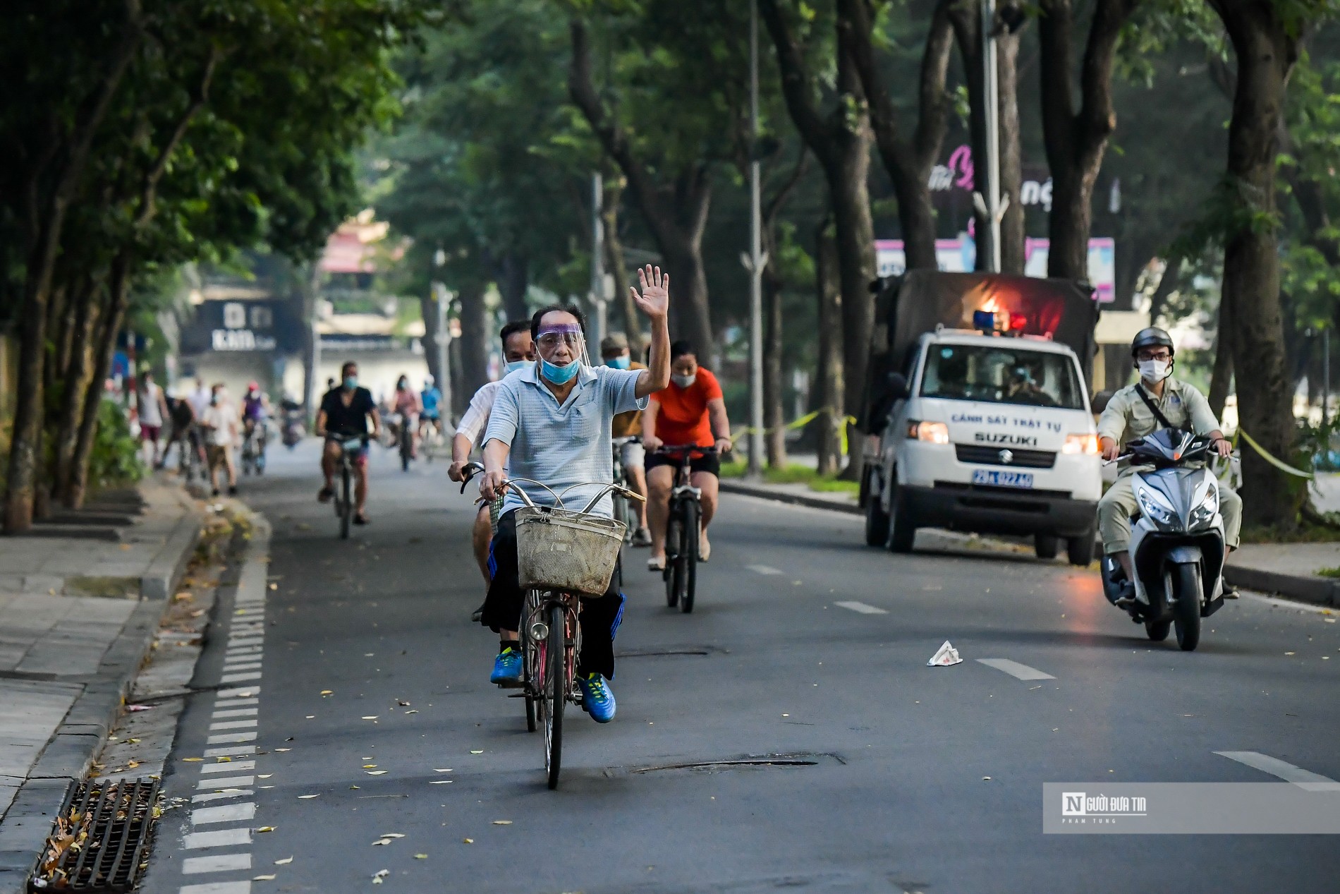 Sự kiện - Hà Nội: Người dân ùn ùn ra đường tập thể dục (Hình 14).