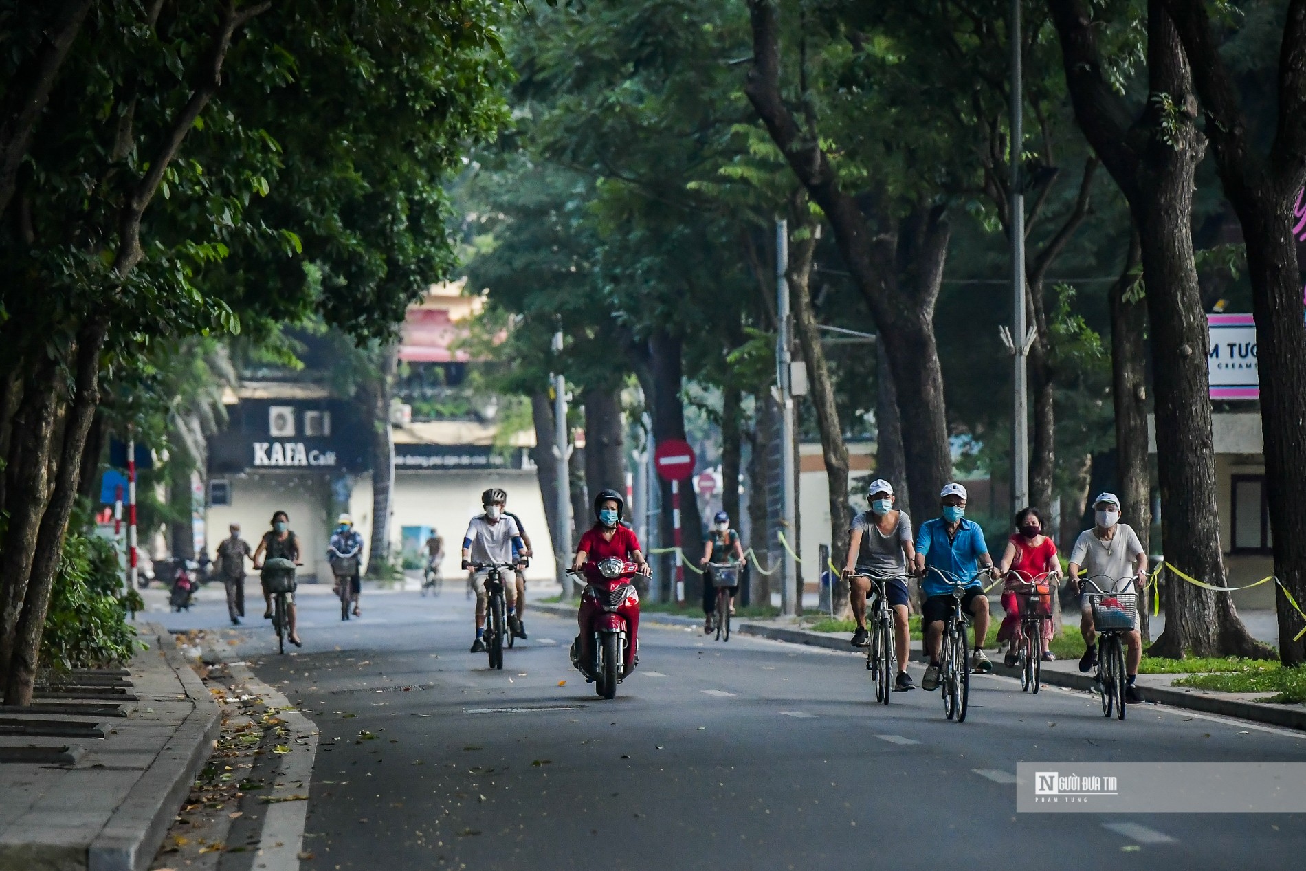 Sự kiện - Hà Nội: Người dân ùn ùn ra đường tập thể dục (Hình 7).