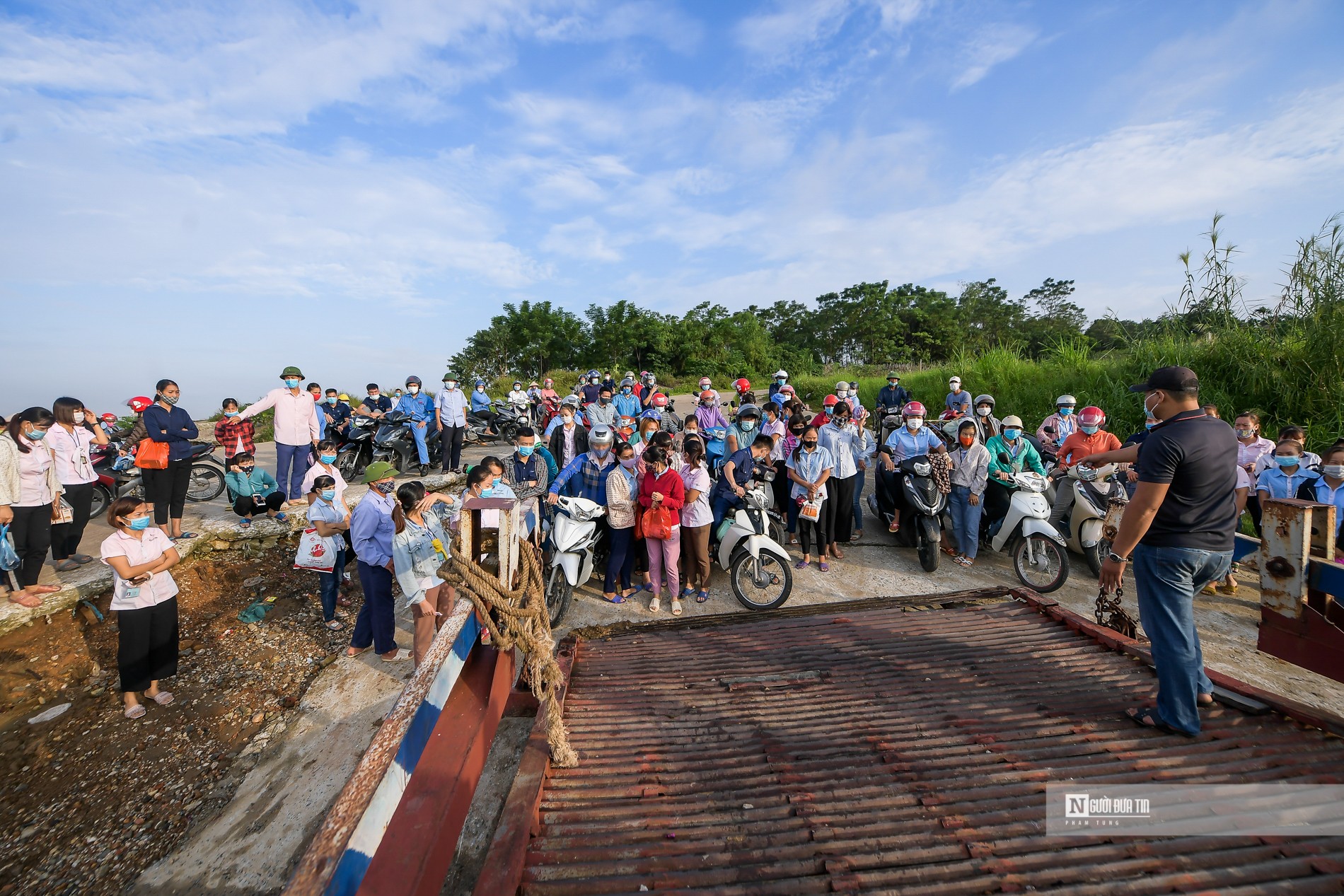 Dân sinh - Nhiều người chen lấn lên phà nối 2 tỉnh Vĩnh Phúc – Phú Thọ (Hình 14).