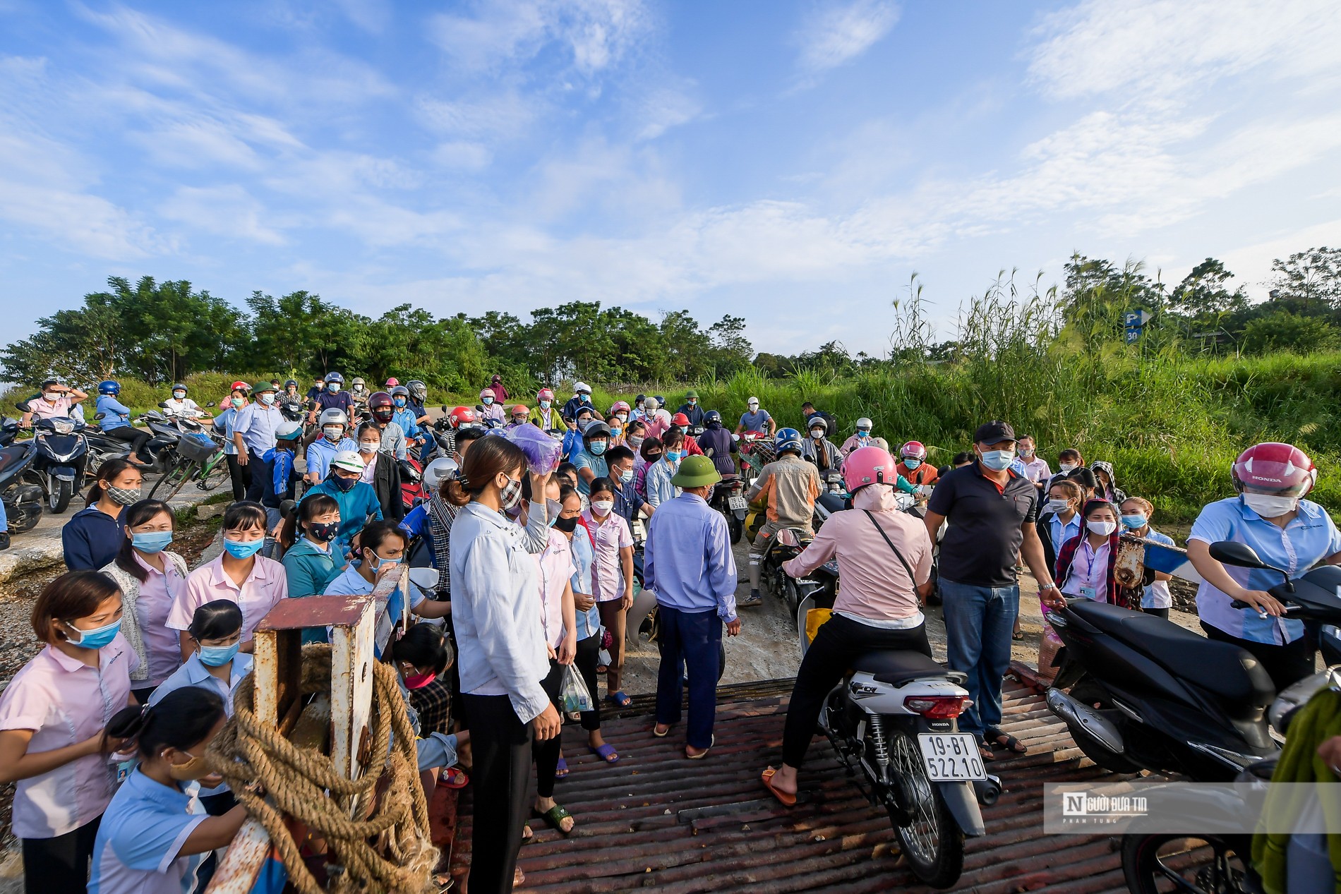 Dân sinh - Nhiều người chen lấn lên phà nối 2 tỉnh Vĩnh Phúc – Phú Thọ (Hình 6).