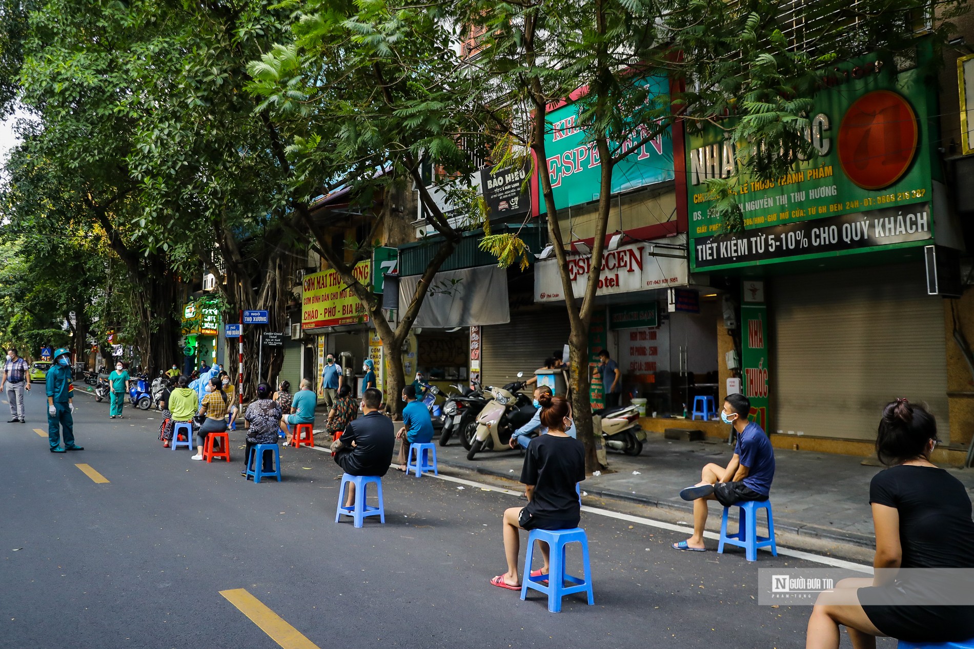 Sự kiện - Lấy mẫu xét nghiệm cho người dân gần Bệnh viện Việt Đức (Hình 3).