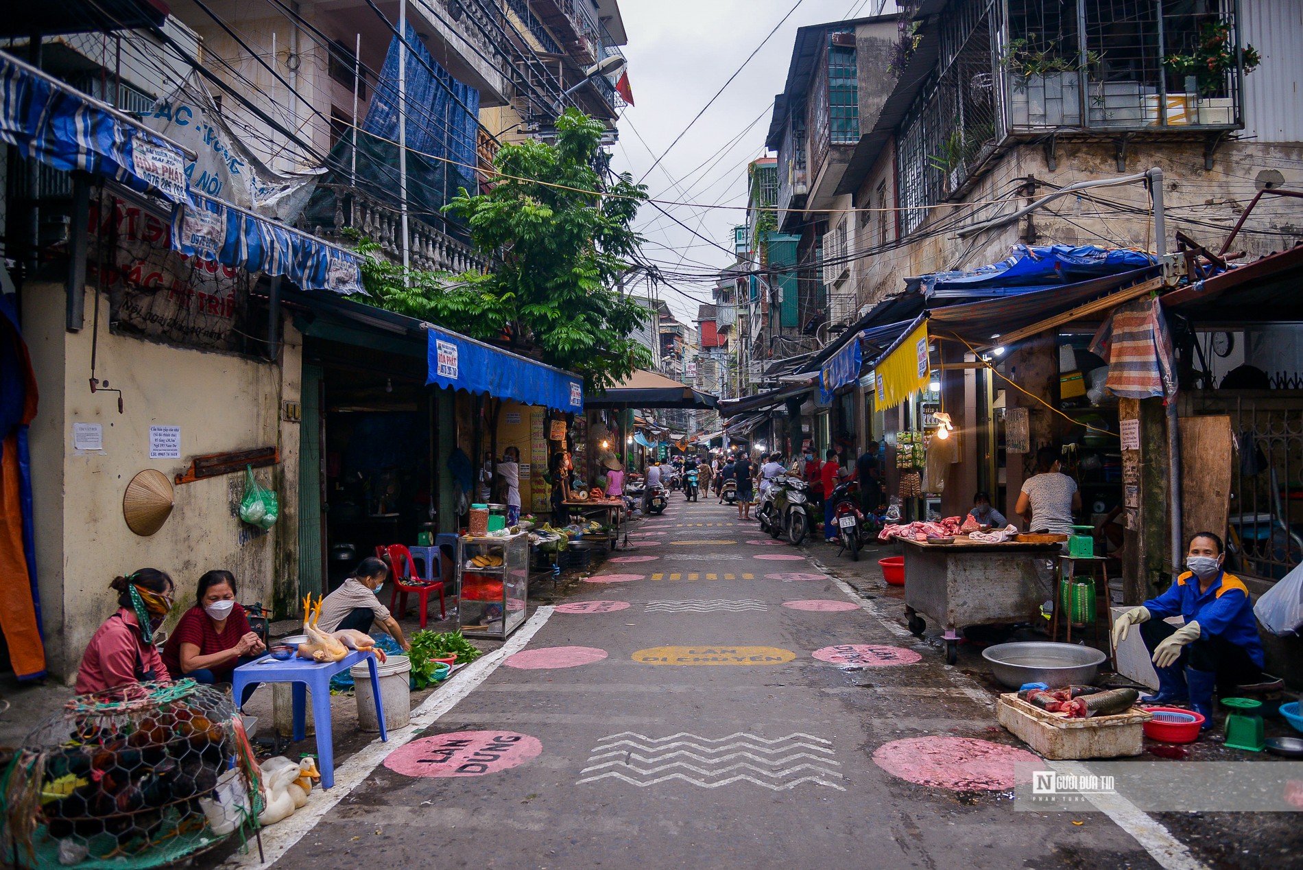 Dân sinh - Chợ dân sinh Hà Nội kẻ vạch, phân luồng chống dịch Covid-19 (Hình 9).