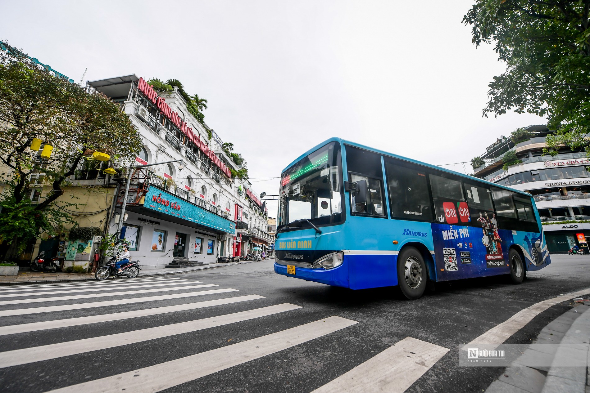 Sự kiện - Xe buýt vắng khách ngày đầu hoạt động trở lại (Hình 2).