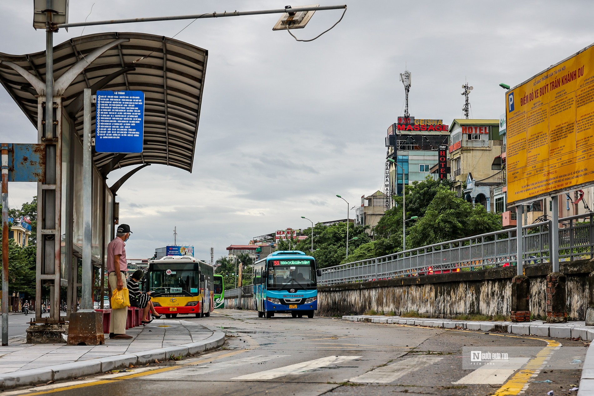 Sự kiện - Xe buýt vắng khách ngày đầu hoạt động trở lại (Hình 14).