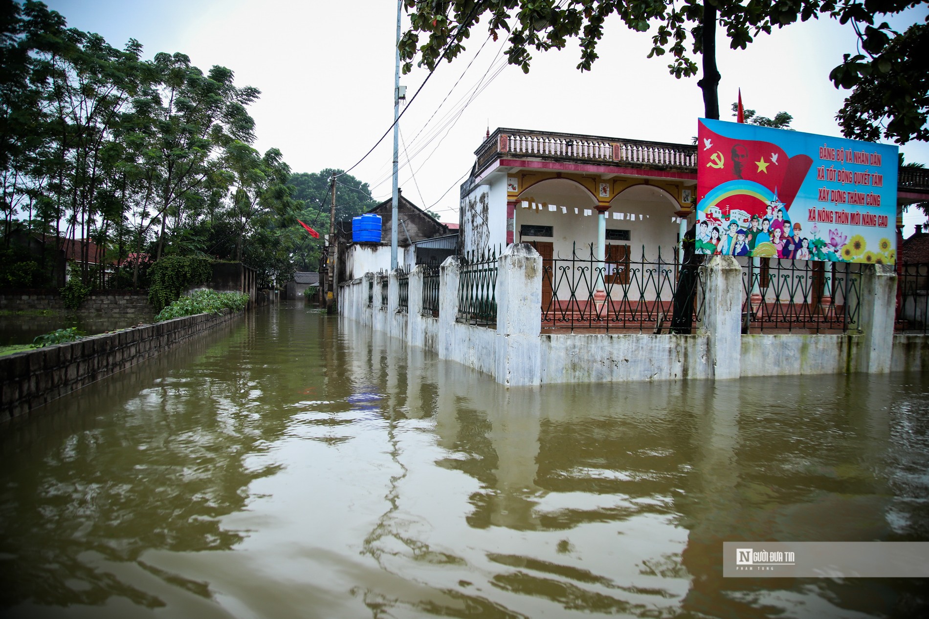 Dân sinh - Hà Nội: Hơn 100 hộ dân bị cô lập trong “biển” nước