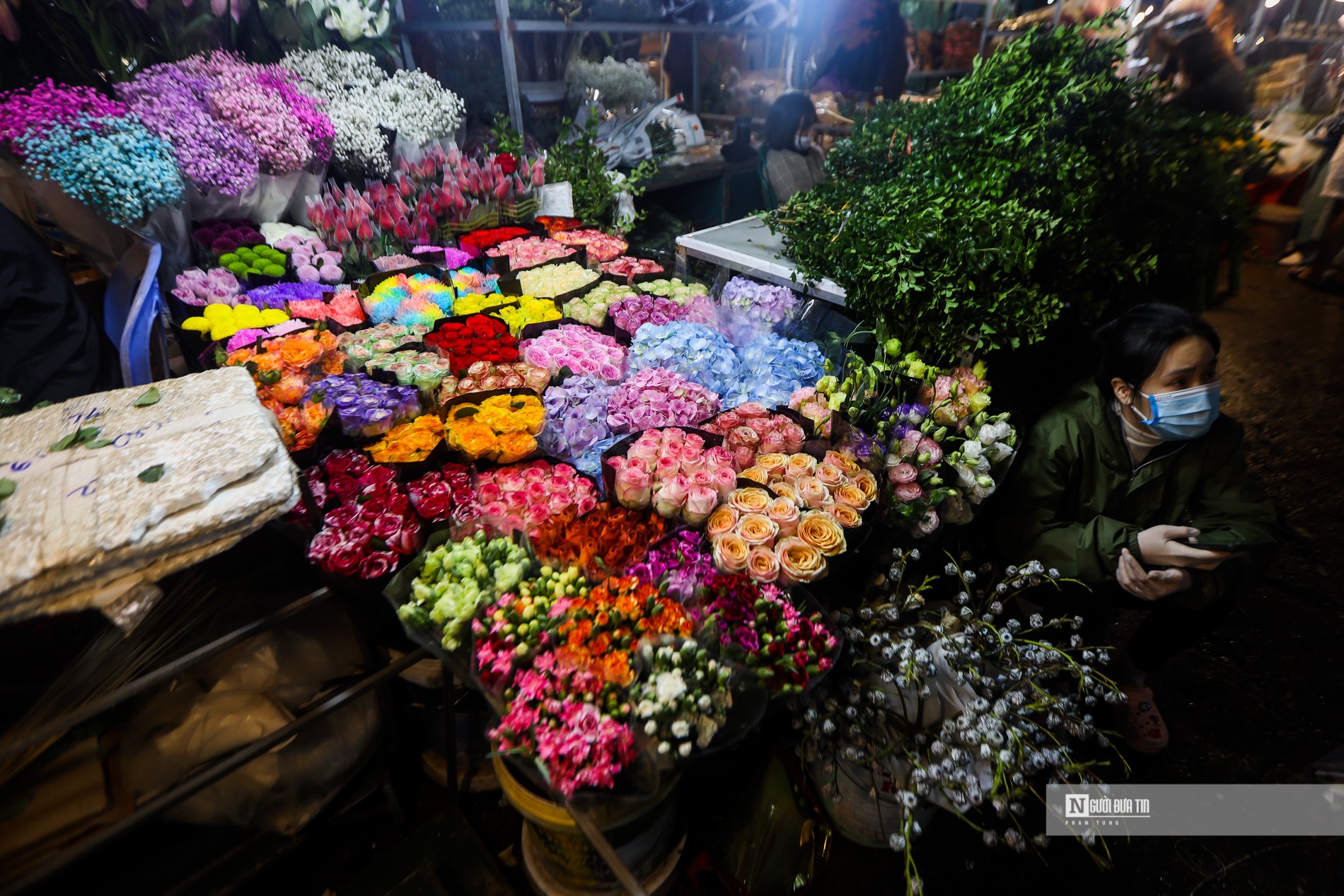 Tiêu dùng & Dư luận - Chợ hoa đêm Quảng An nhộn nhịp dịp 20/10 (Hình 4).