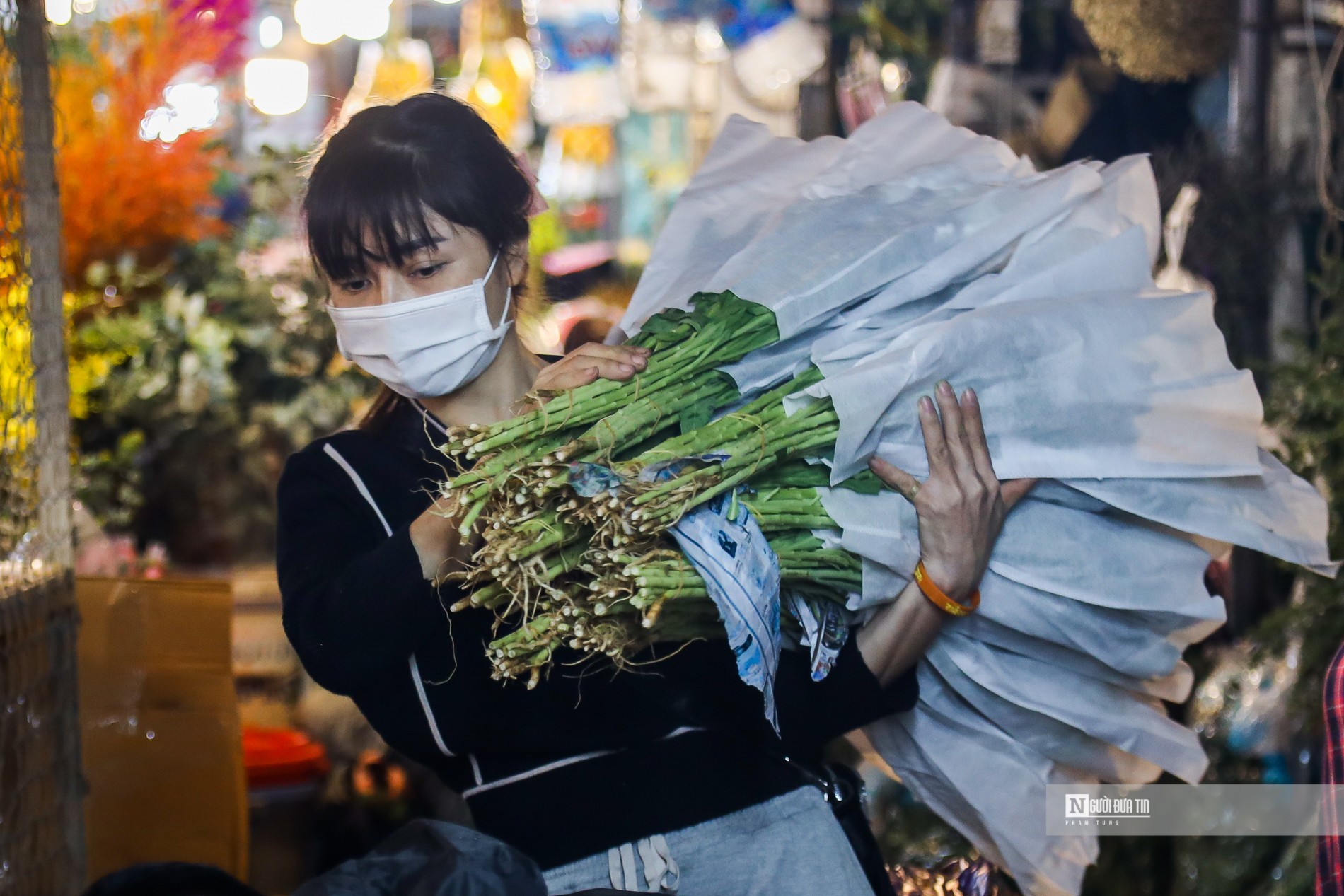 Tiêu dùng & Dư luận - Chợ hoa đêm Quảng An nhộn nhịp dịp 20/10 (Hình 12).