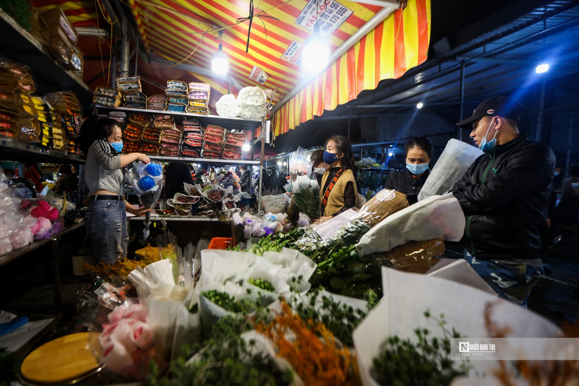 Tiêu dùng & Dư luận - Chợ hoa đêm Quảng An nhộn nhịp dịp 20/10 (Hình 7).