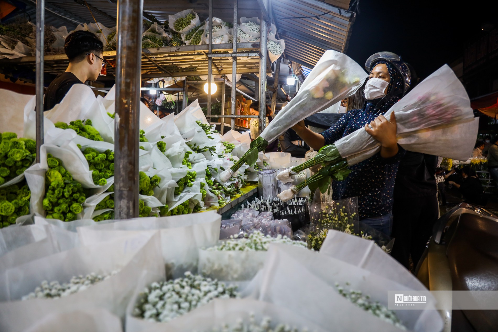 Tiêu dùng & Dư luận - Chợ hoa đêm Quảng An nhộn nhịp dịp 20/10 (Hình 8).