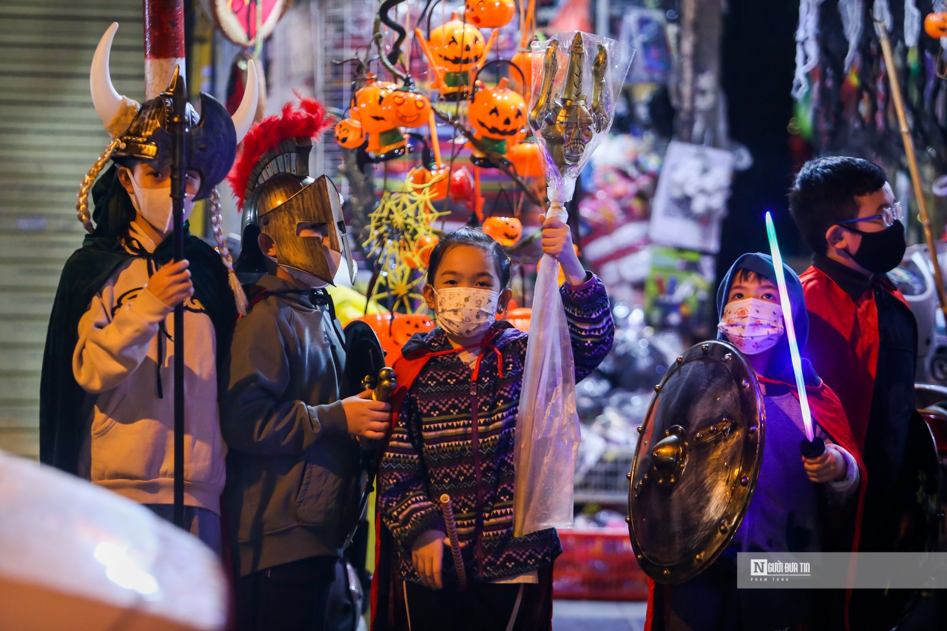 Văn hoá - Phố Hàng Mã đìu hiu dịp lễ Halloween 2021 (Hình 13).