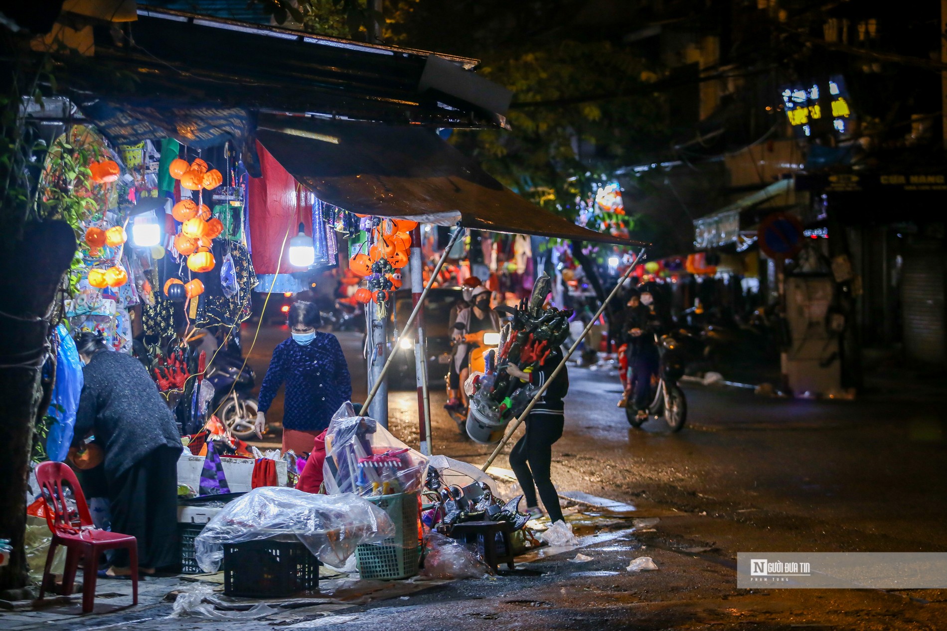 Văn hoá - Phố Hàng Mã đìu hiu dịp lễ Halloween 2021 (Hình 9).