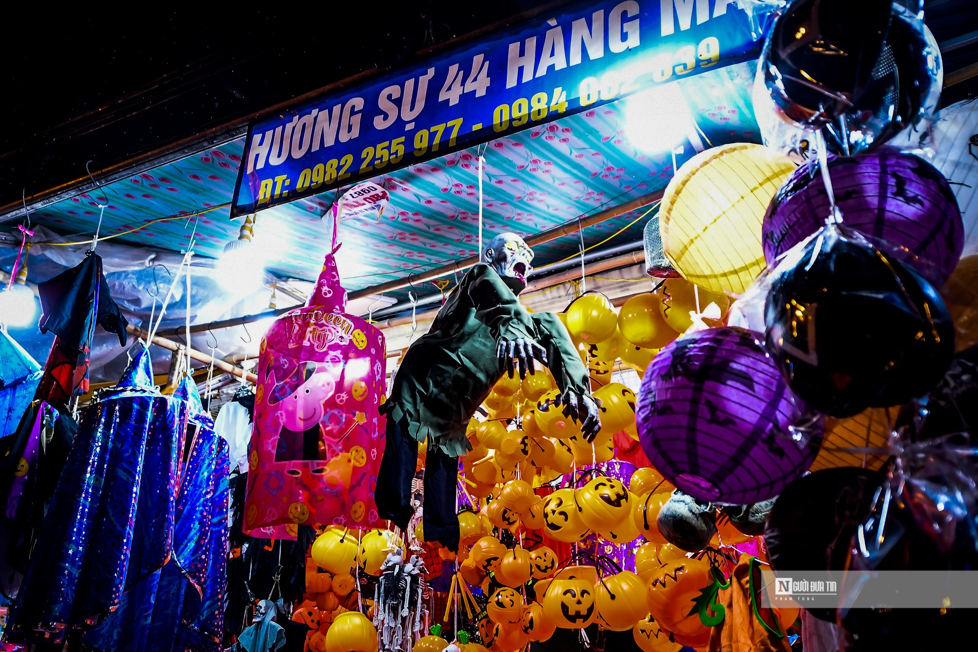 Văn hoá - Phố Hàng Mã đìu hiu dịp lễ Halloween 2021 (Hình 3).