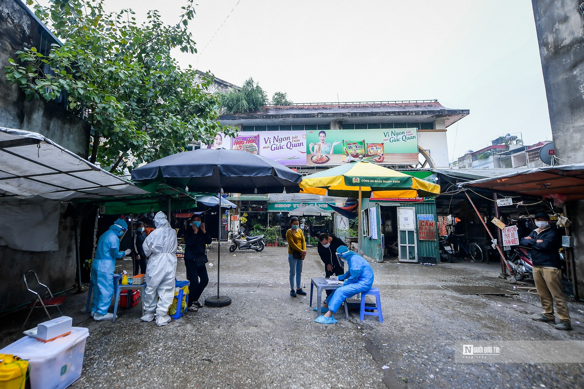 Sự kiện - Hà Nội: Xét nghiệm người dân, tiểu thương khu vực chợ Khương Đình (Hình 3).