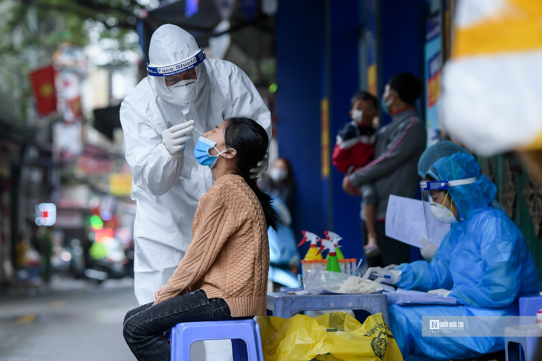 Sự kiện - Hà Nội: Xét nghiệm người dân, tiểu thương khu vực chợ Khương Đình (Hình 6).