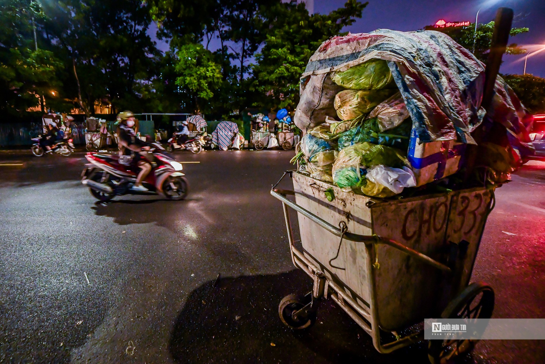 Dân sinh - Rác thải ùn ứ trên nhiều tuyến phố Thủ đô (Hình 2).