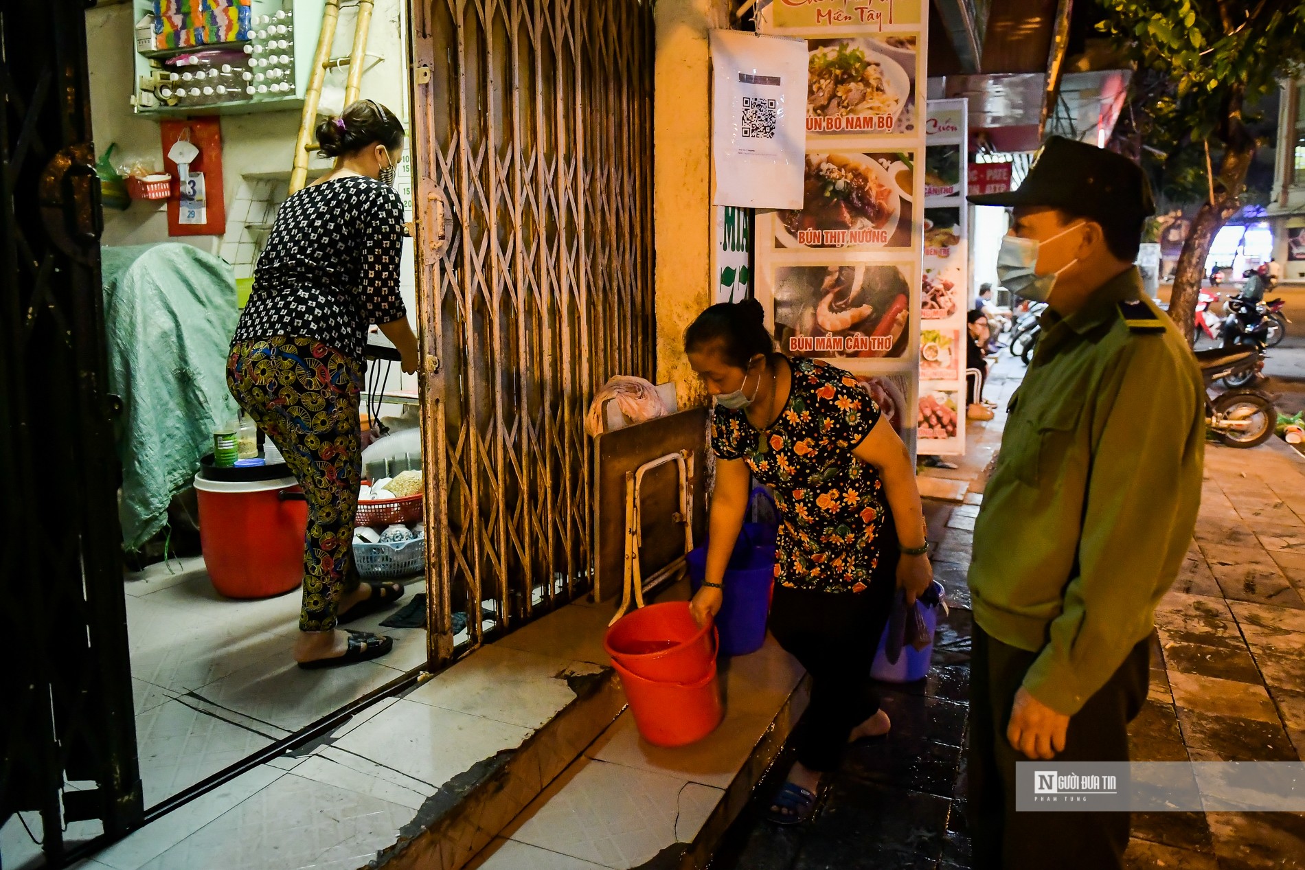 Dân sinh - Hà Nội cấm bán hàng sau 21h: Vội đóng cửa khi bị nhắc nhở (Hình 7).