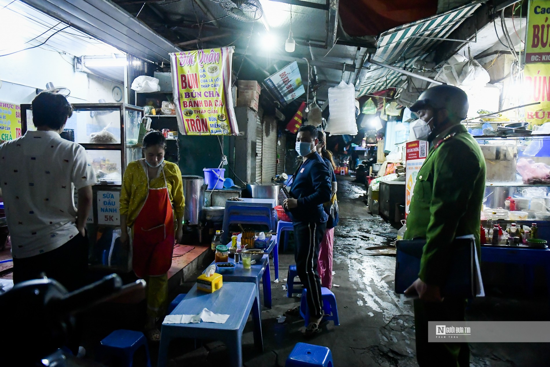 Dân sinh - Hà Nội cấm bán hàng sau 21h: Vội đóng cửa khi bị nhắc nhở (Hình 5).