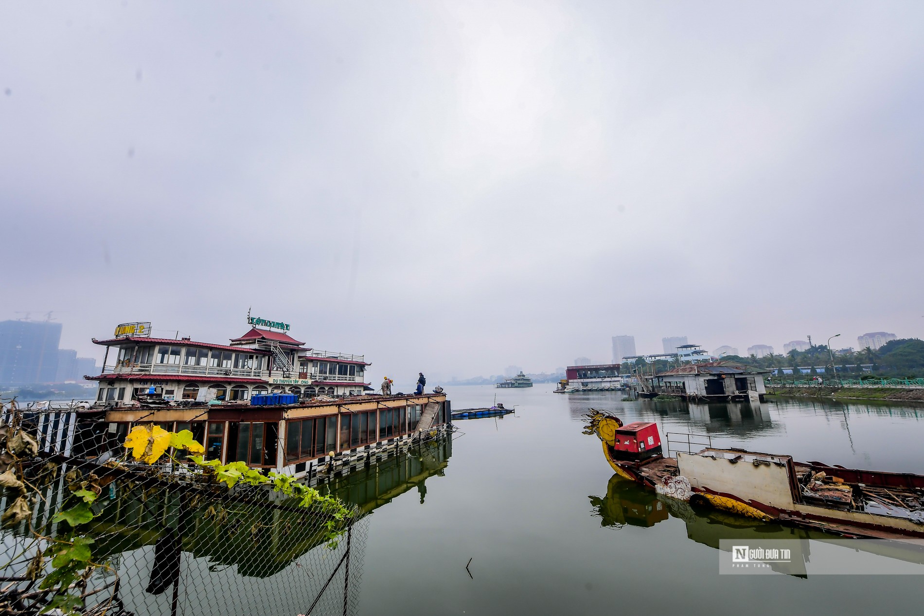 Dân sinh - Hà Nội: Tháo dỡ “nghĩa địa du thuyền”