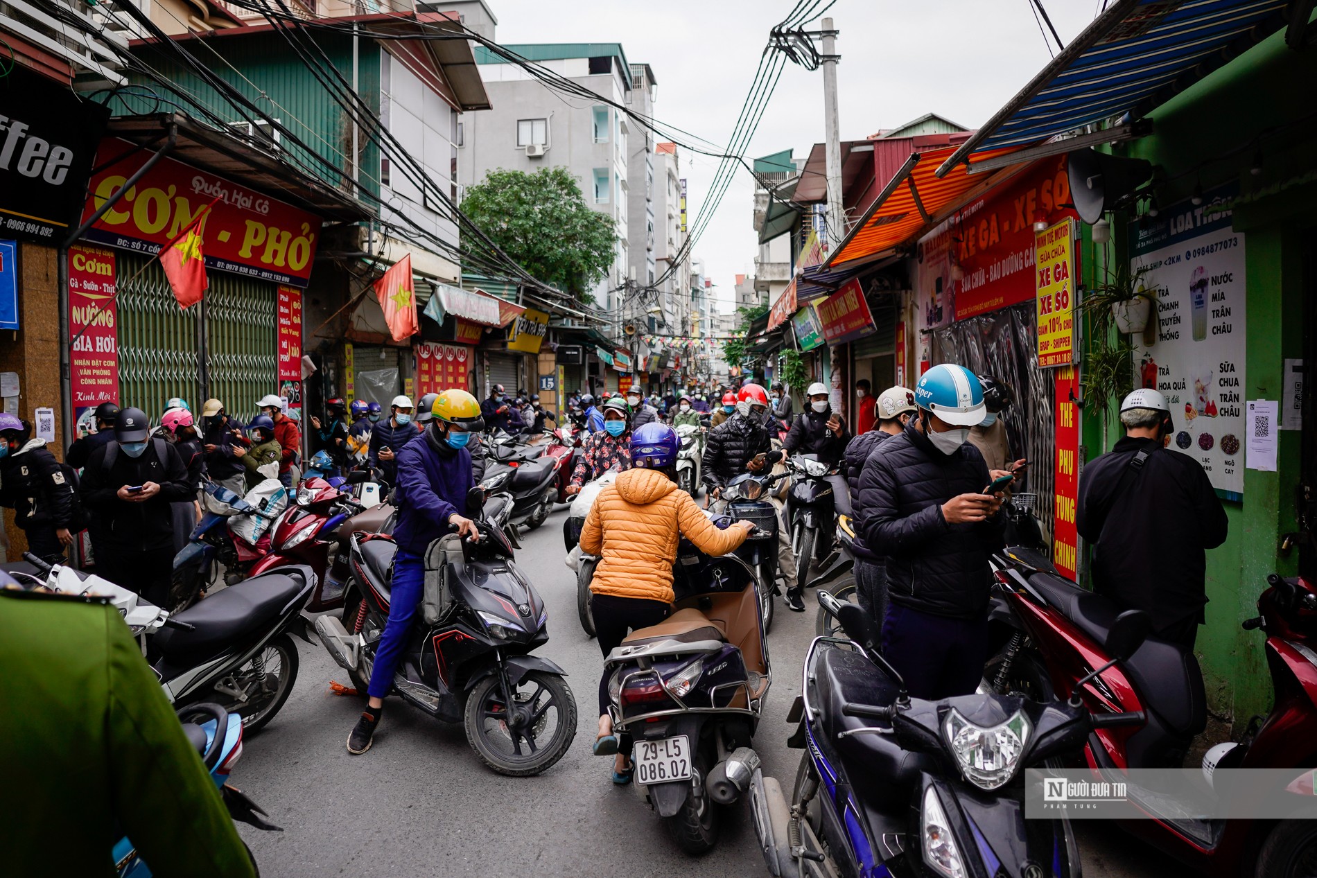 Sự kiện - Tắc đường tại chốt kiểm soát ra vào vùng đỏ làng Phú Đô (Hình 6).