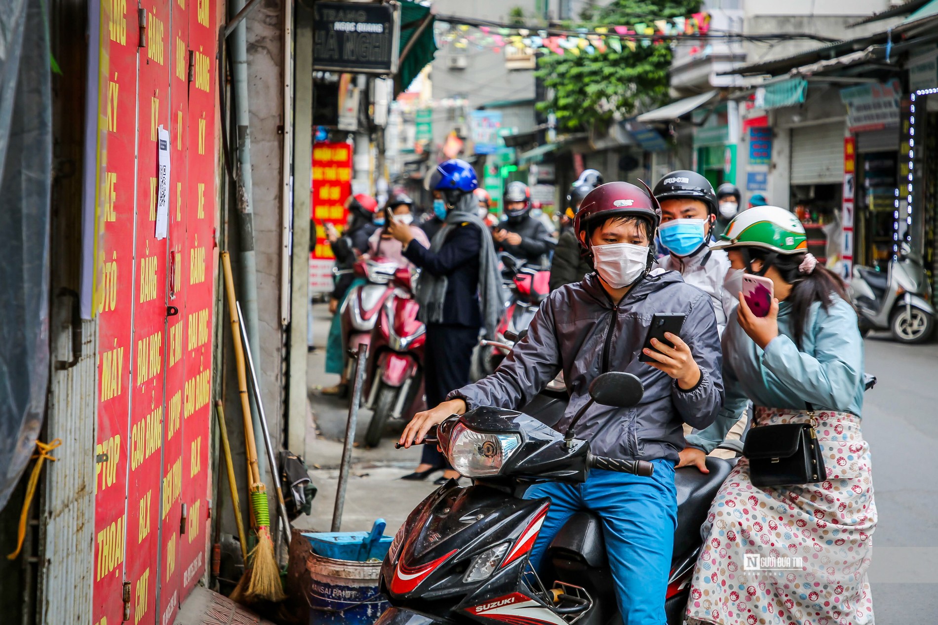 Sự kiện - Tắc đường tại chốt kiểm soát ra vào vùng đỏ làng Phú Đô (Hình 8).