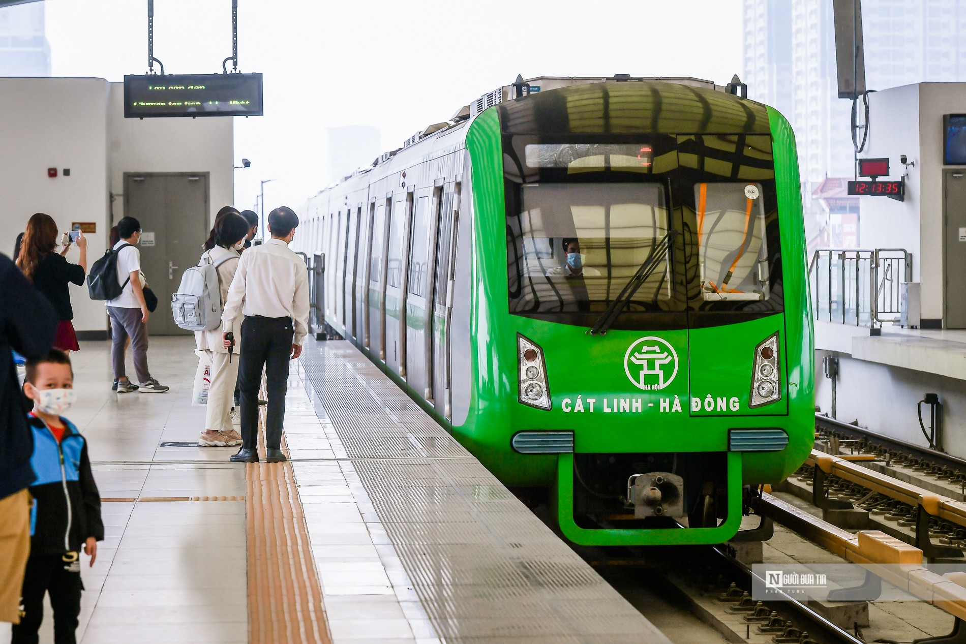 Sự kiện - Đông hành khách trải nghiệm tàu điện trên cao trong ngày cuối miễn phí (Hình 18).