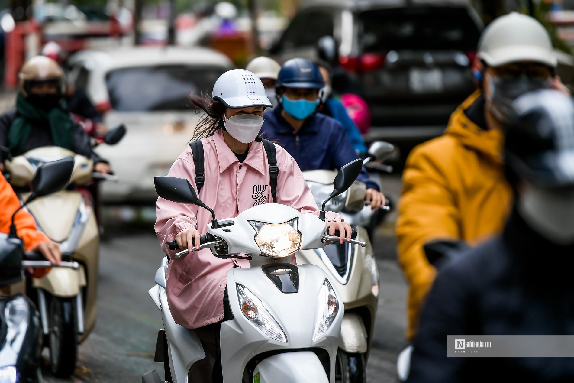 Dân sinh - Hà Nội: Người dân mặc áo mưa, co ro xuống phố đầu tuần (Hình 14).