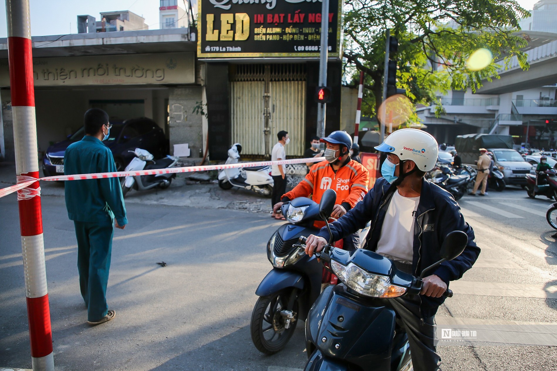 Sự kiện - Hà Nội: Tạm rào một đoạn đường La Thành, xét nghiệm cho người dân (Hình 9).