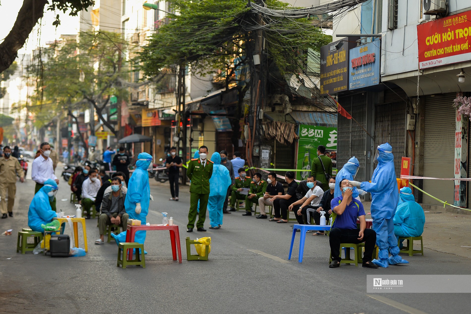 Sự kiện - Hà Nội: Tạm rào một đoạn đường La Thành, xét nghiệm cho người dân (Hình 8).