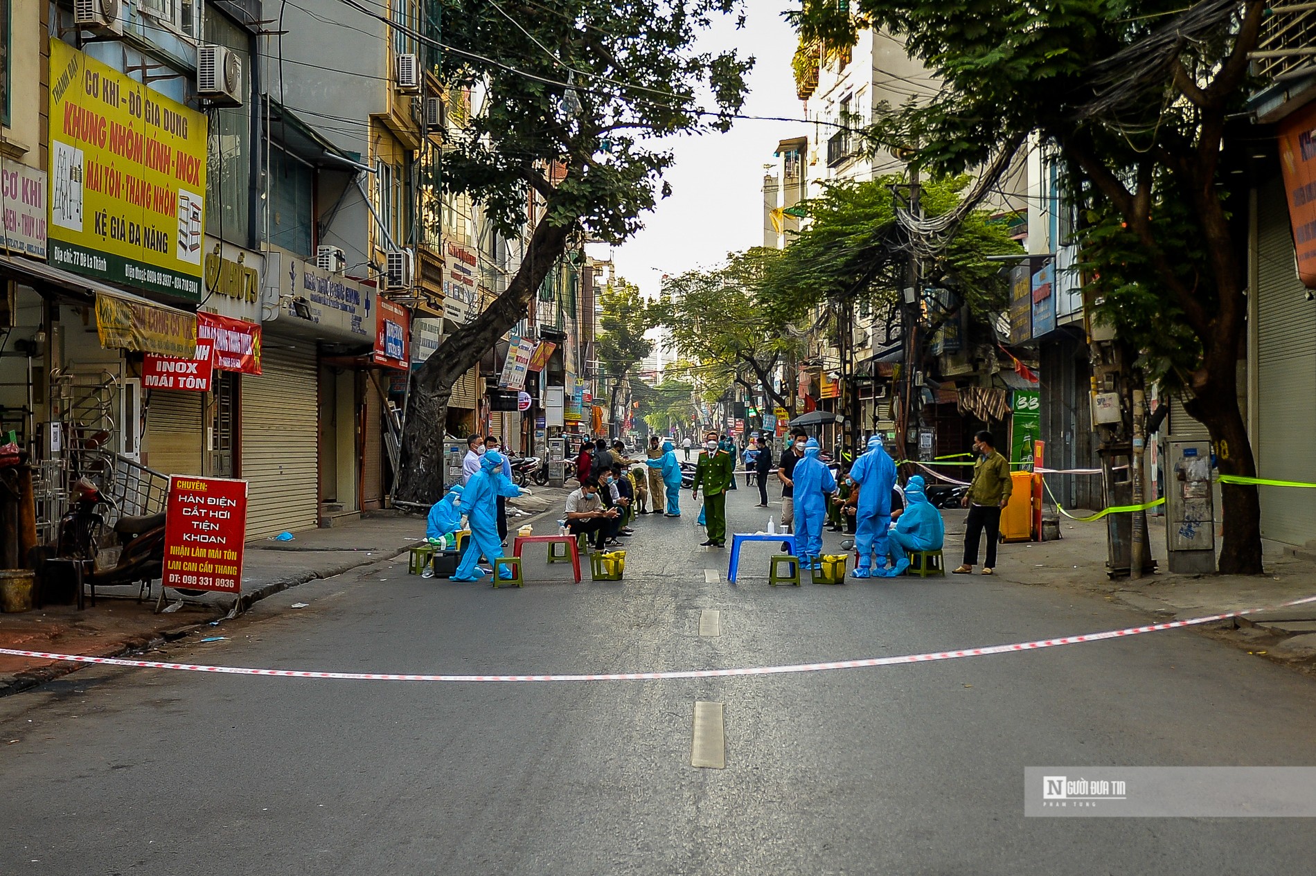 Sự kiện - Hà Nội: Tạm rào một đoạn đường La Thành, xét nghiệm cho người dân (Hình 2).