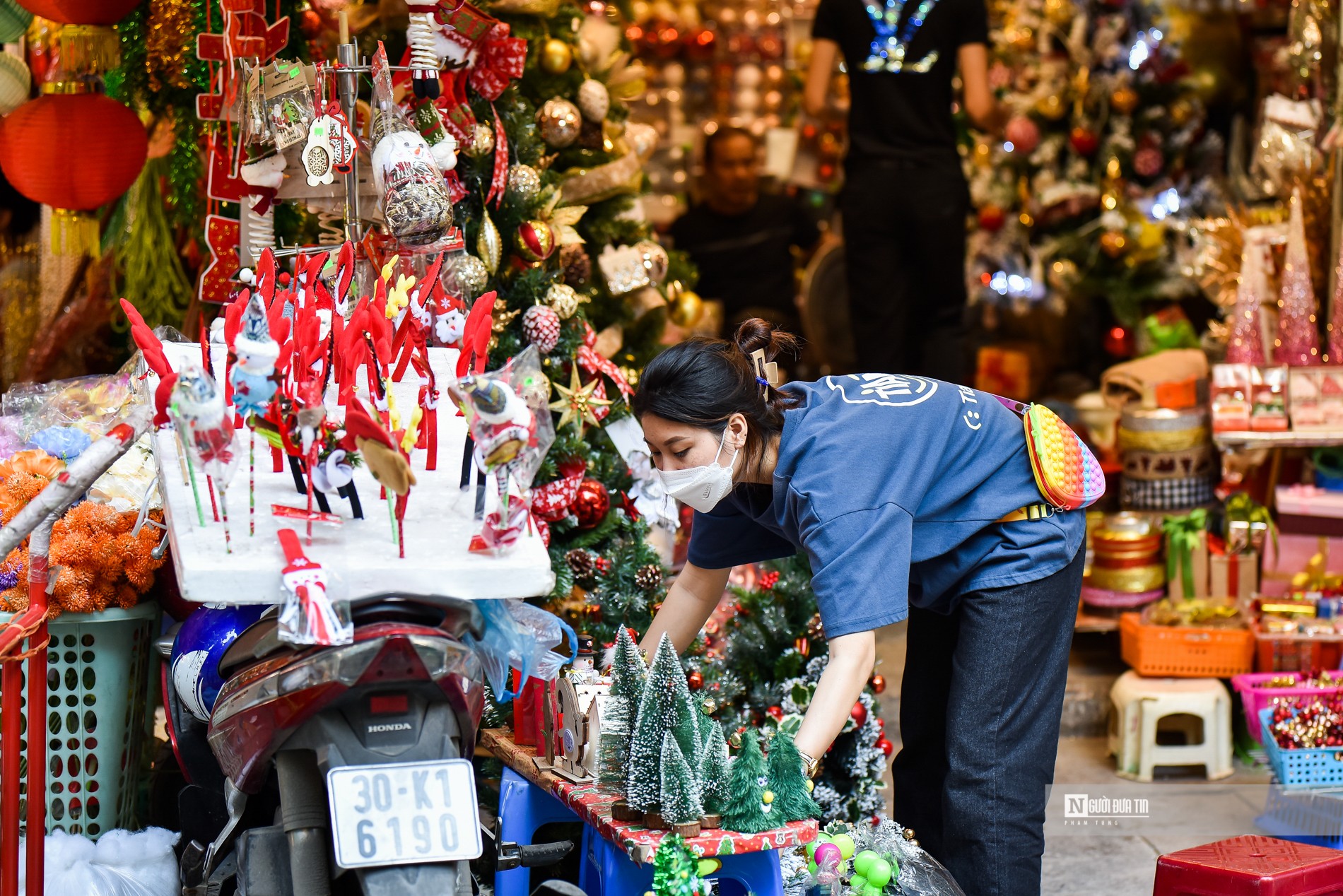 Dân sinh - Thiếu nữ Hà Thành xuống phố đón Noel sớm (Hình 2).