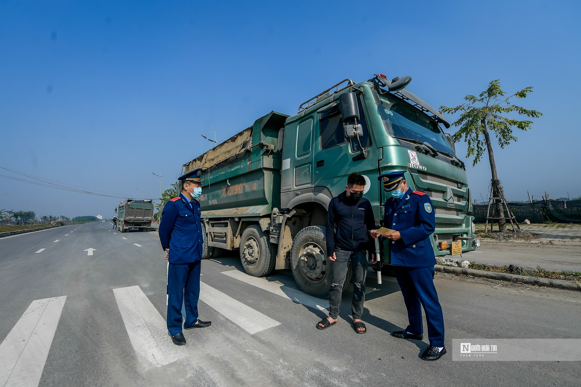 Môi trường - Hà Nội: TTGT bất ngờ kiểm tra, nhiều tài xế vi phạm bị xử lý (Hình 4).