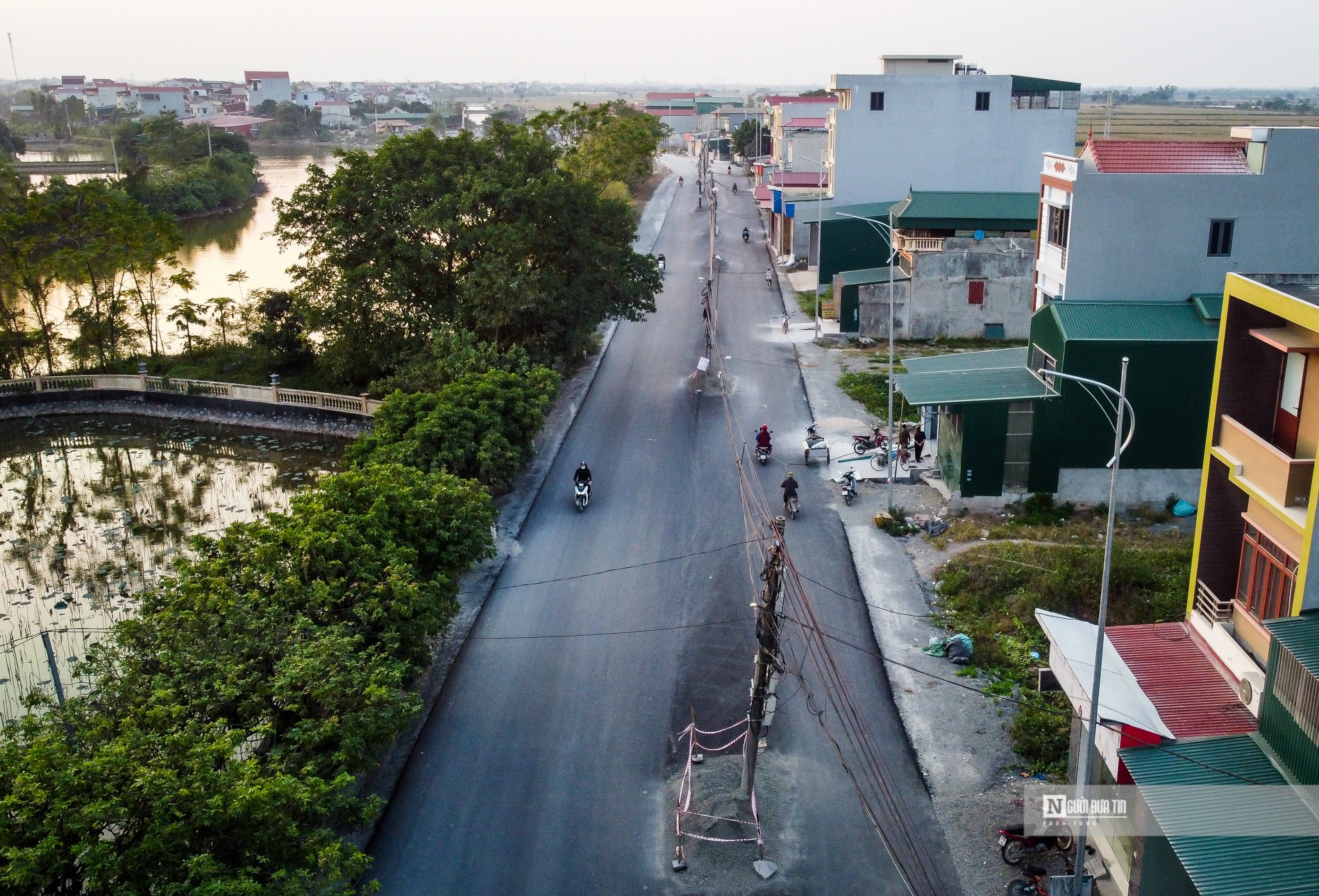 Dân sinh - Hà Nội: Hàng chục cột điện “mọc” giữa đường tỉnh lộ